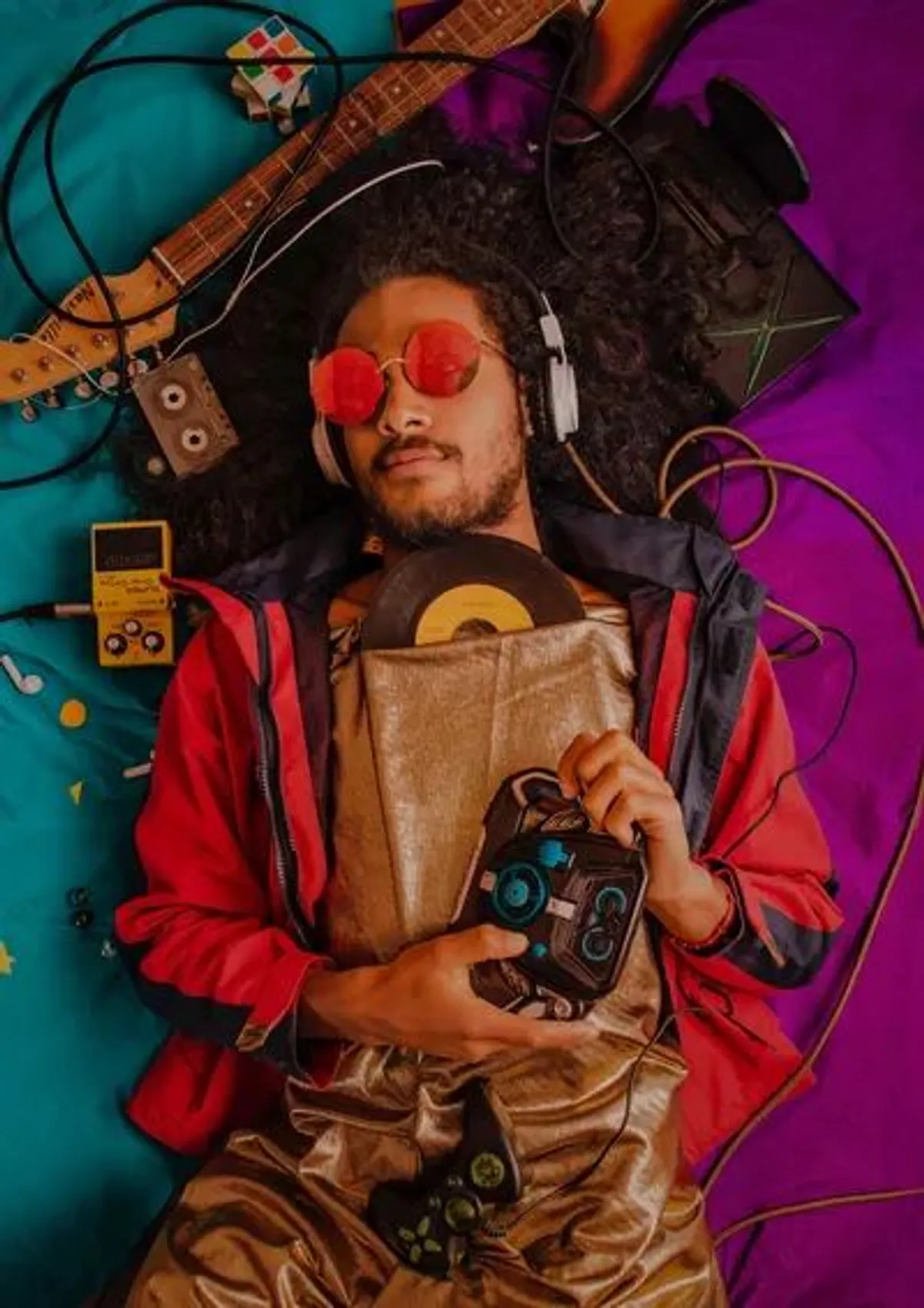 musico deitado sobre equipamentos musicais