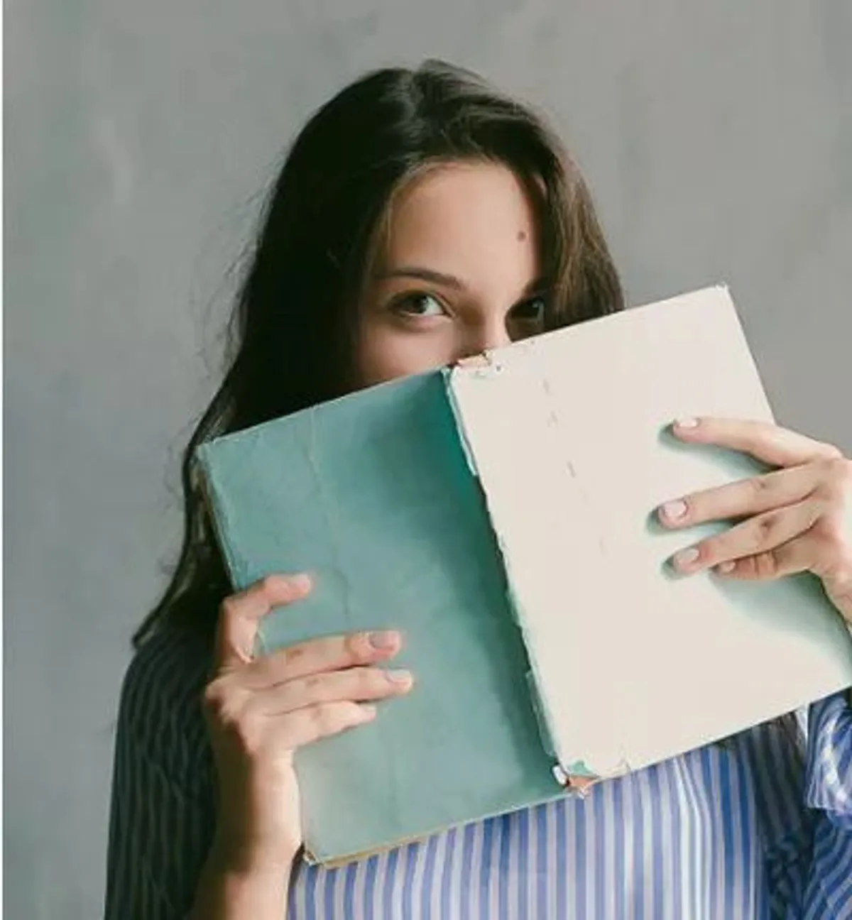 mulher com livro nas maos