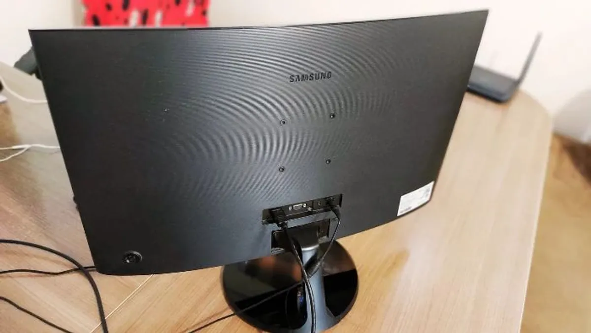 Monitor 27 Samsung - Vista Traseira