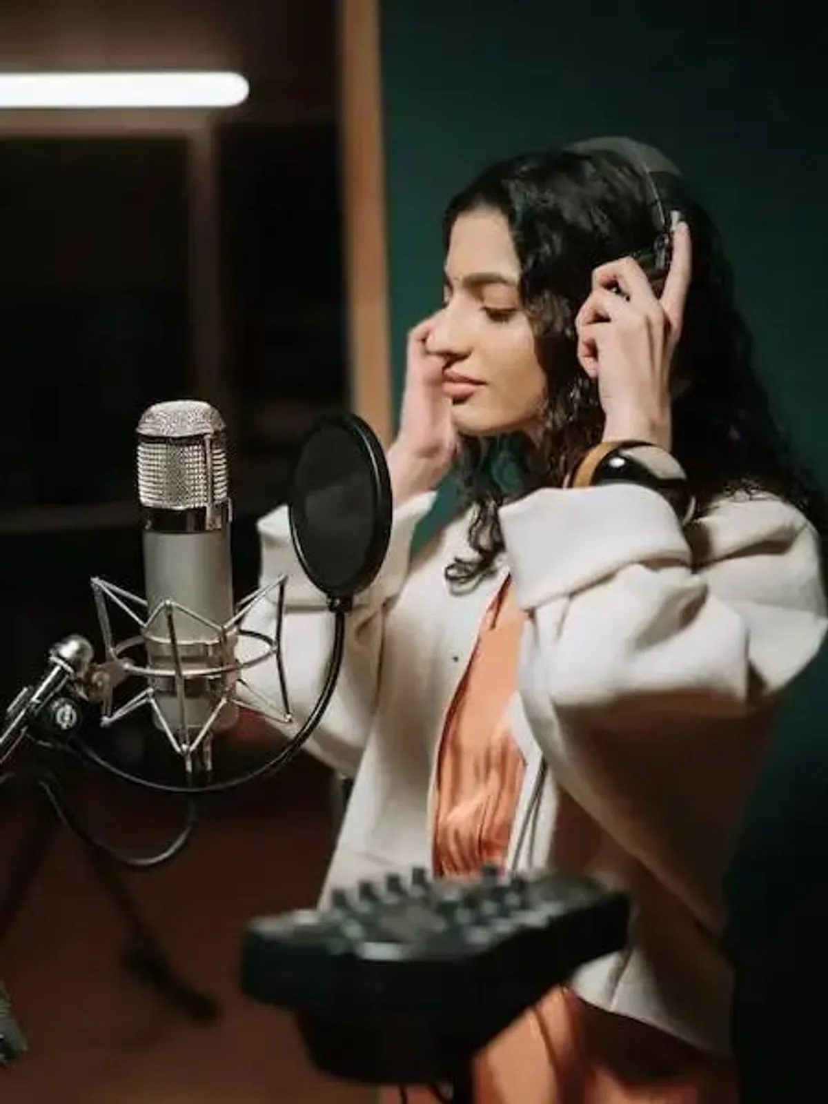 Cantora se preparando para cantar ao microfone