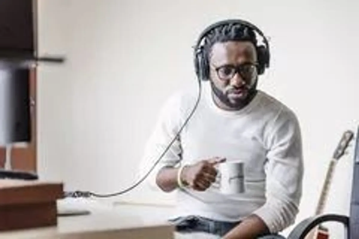 artista produzindo musica