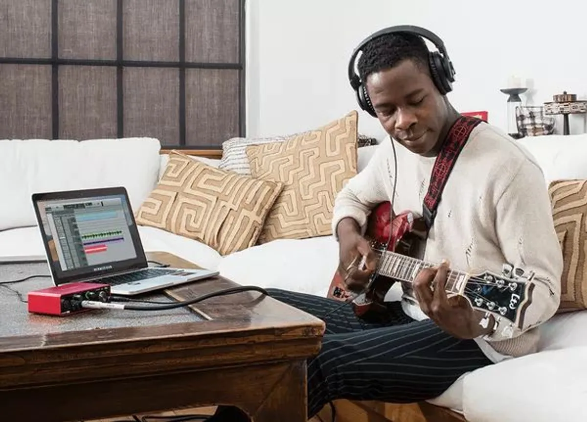 musico tocando guitarra foscusrite solo