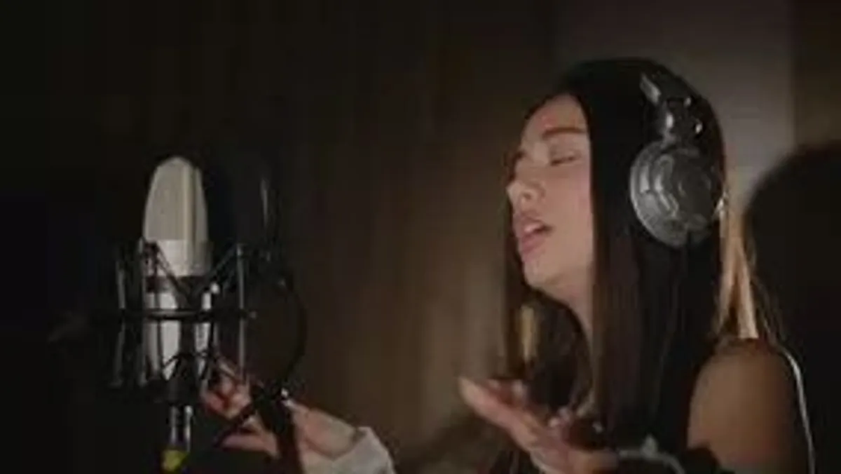 mulher cantando suave studio