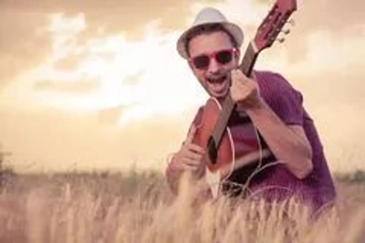 jovem tocando violao ar livre