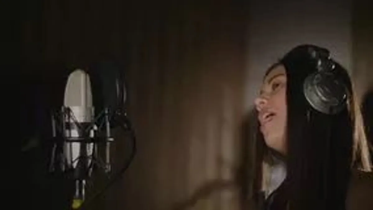 mulher cantando normal studio