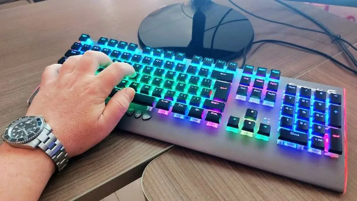 Digitando teclado Cruiser Fortrek