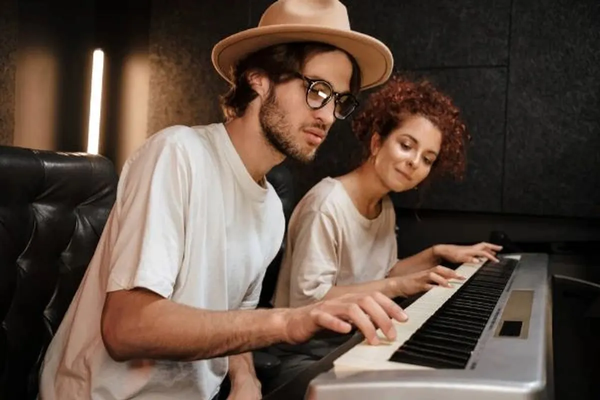 Jovens produzindo música