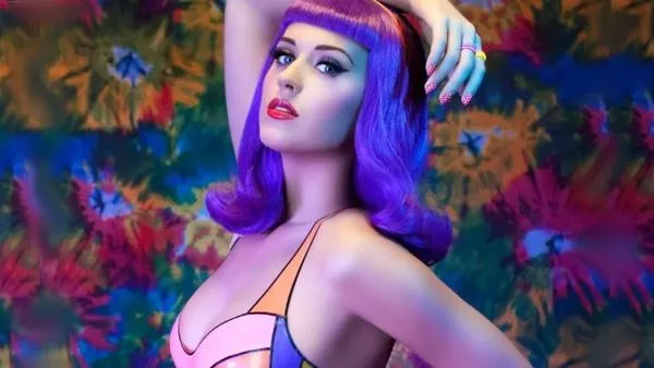 A Evolução da Produção Musical de Katy Perry: de 'I Kissed a Girl' a 'Smile'