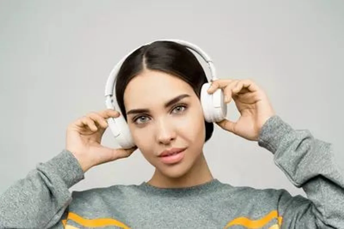 mulher ouvindo musica headphone branco fundo cinza