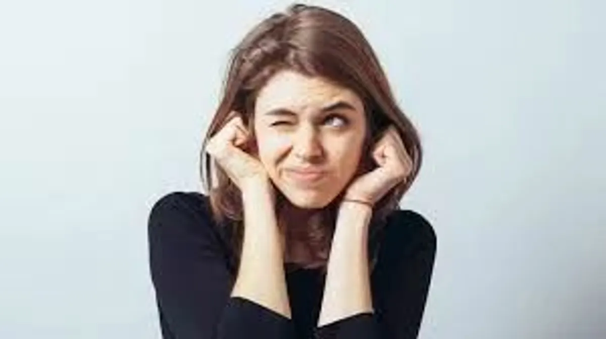 mulher tapando ouvidos sm