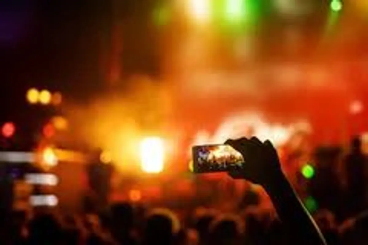 smartphone gravando show ao vivo