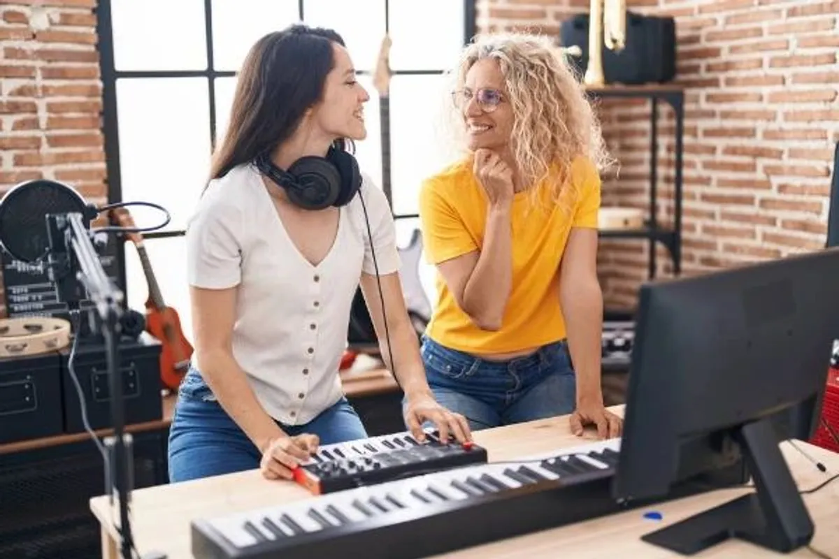Amigas montando um home studio musical