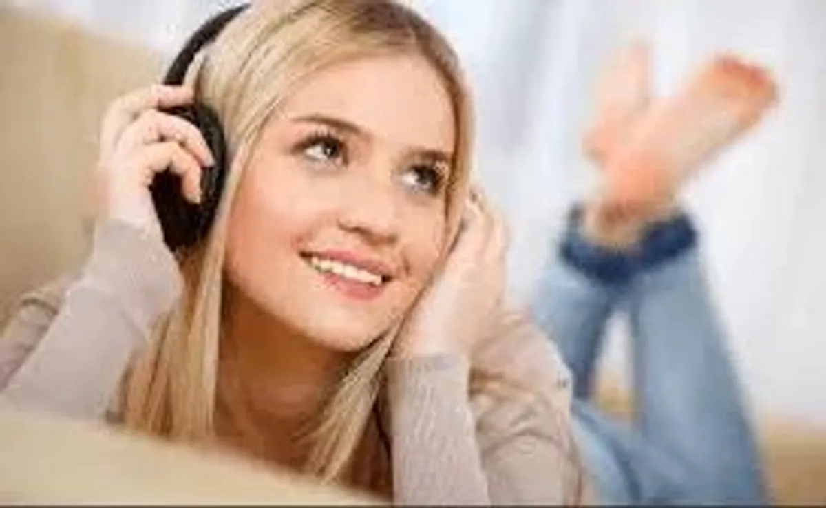 mulher ouvindo musica sofa headphone