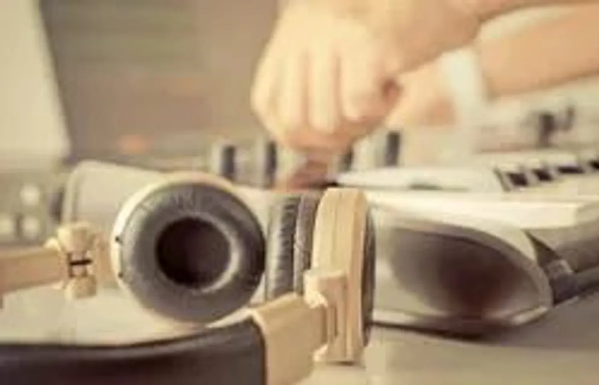 dj produtor musical mexendo no mixer