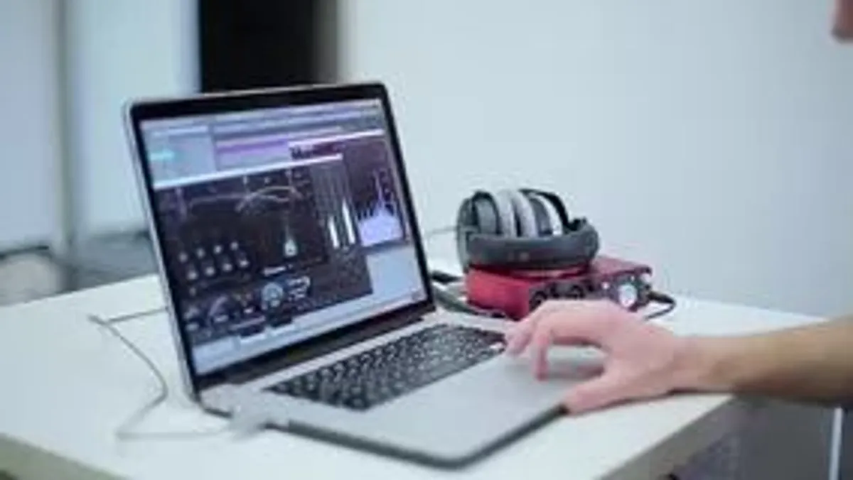 rapaz trabalhando software musical