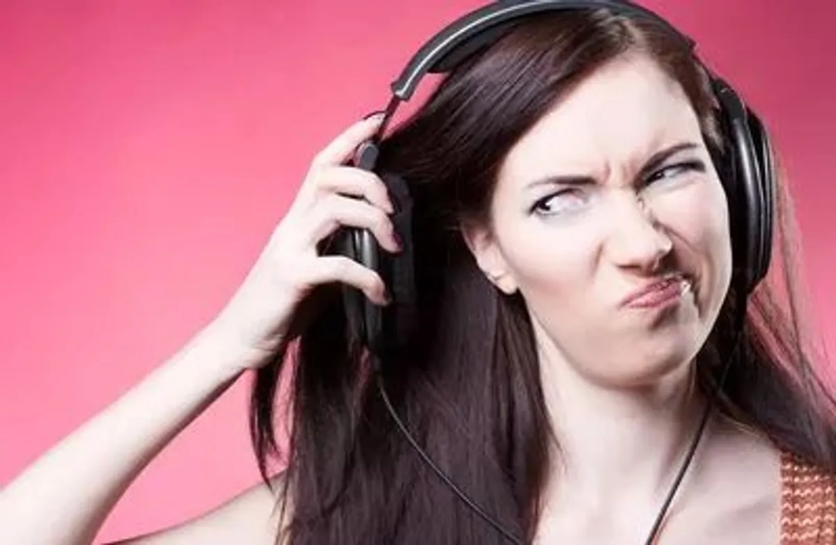 mulher ouvindo som ruim