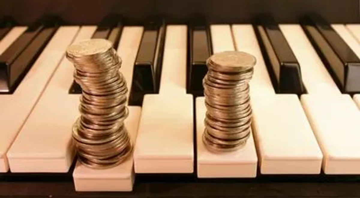 piano com pilhas de moedas teclando