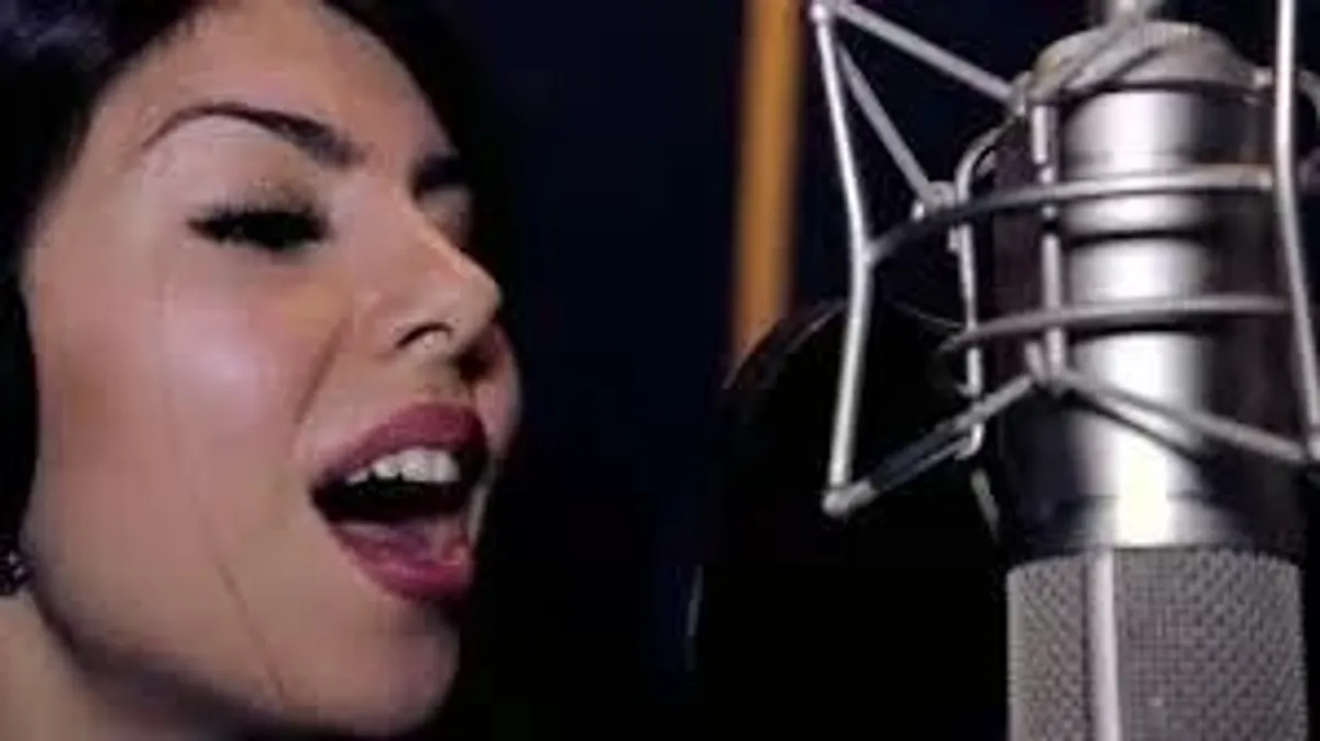 mulher cantando microfone estudio sm
