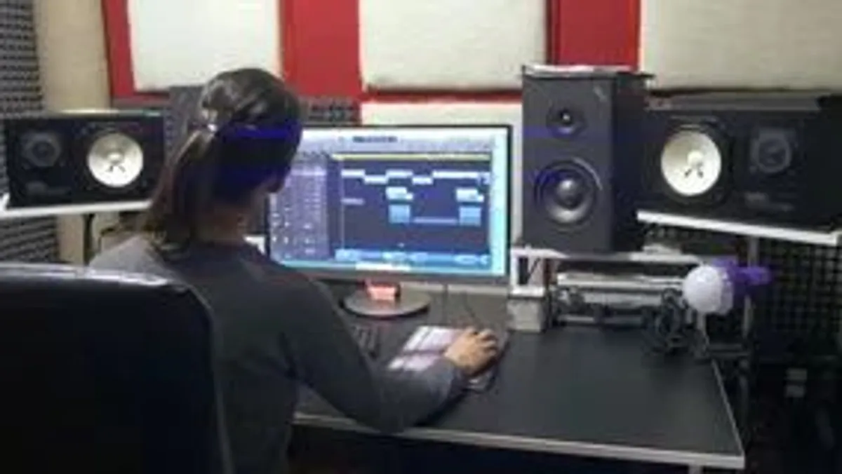 mulher produzindo audio home studio